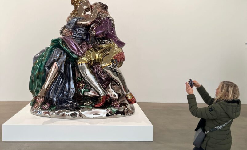 Jeff Koons’s Reflective Sculptures Mirror the One Percent